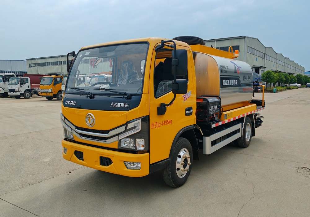 4.5噸東風(fēng)藍(lán)牌瀝青灑布車