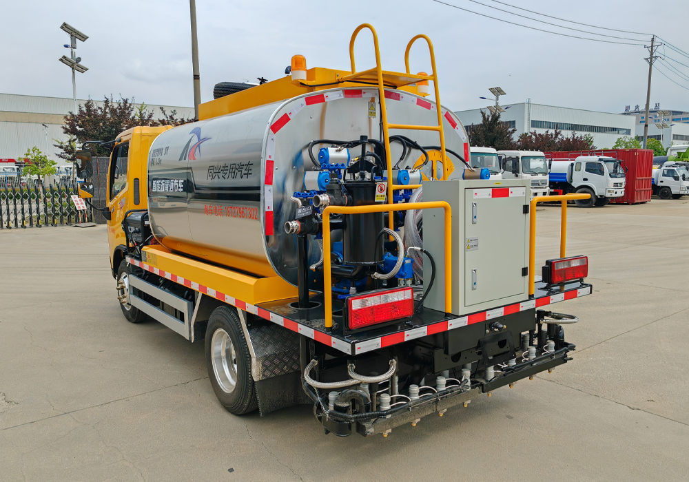 4.5噸東風(fēng)藍(lán)牌瀝青灑布車