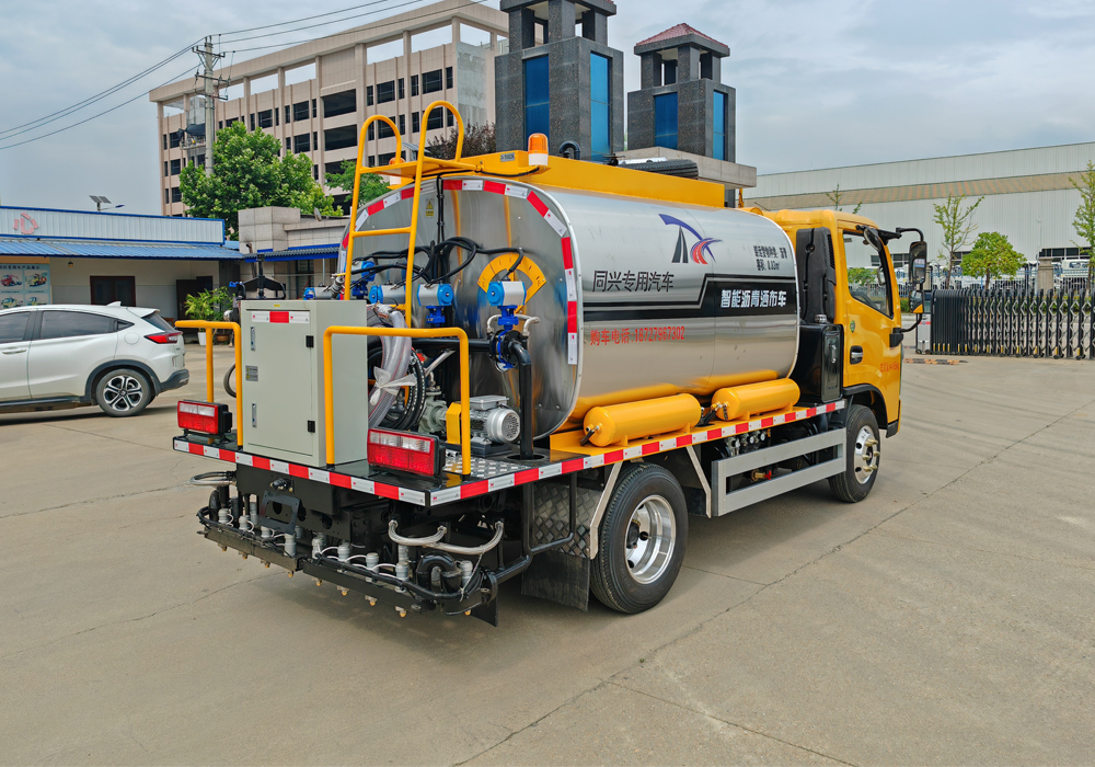 4.5噸東風(fēng)藍(lán)牌瀝青灑布車