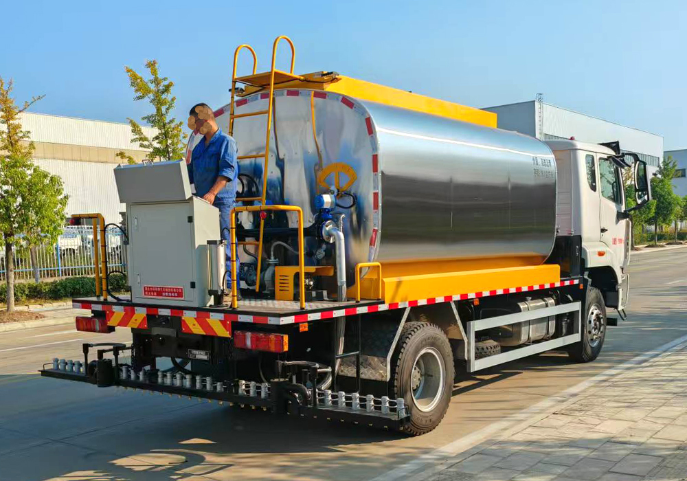 12噸重汽豪沃(全功率)智能瀝青灑布車